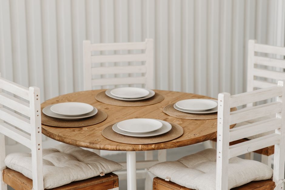 Een stijlvolle ovale houten eettafel in een gezellig ingerichte eetkamer met natuurlijke elementen.