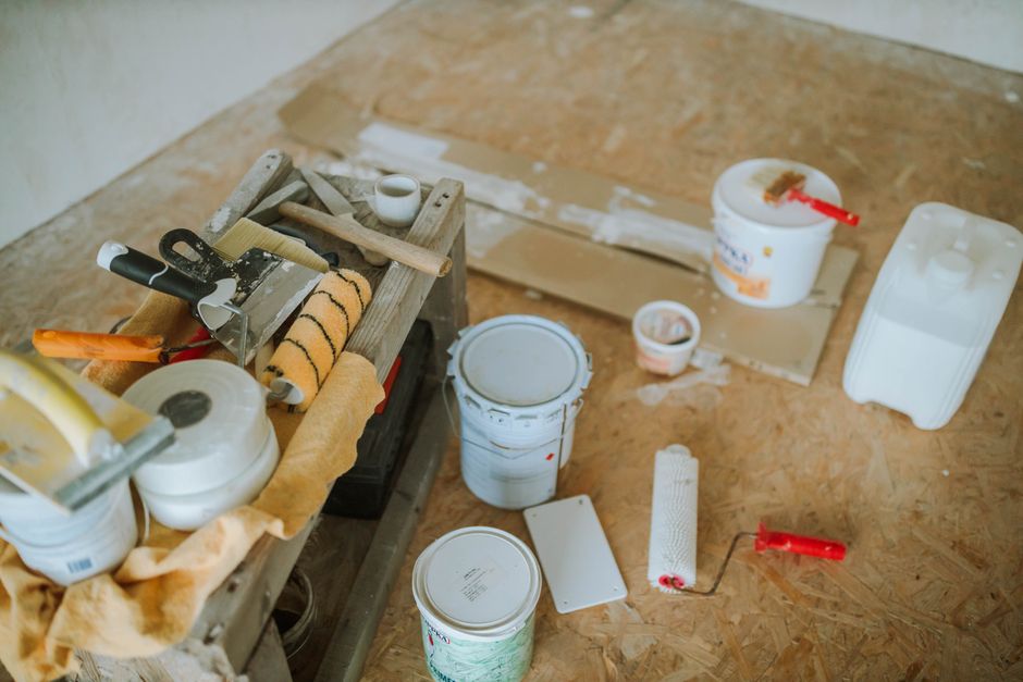 Een professional voert herstelwerkzaamheden uit aan een PU gietvloer in een woning.